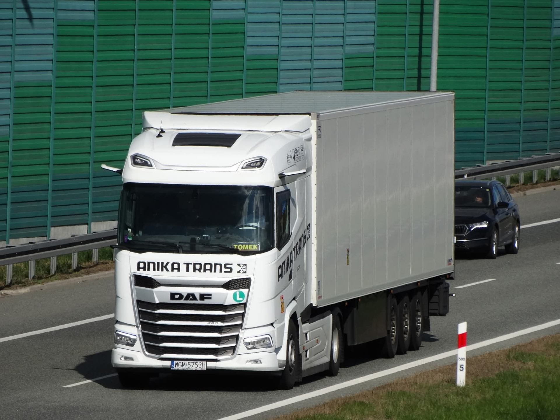 Biały zestaw chłodniczy na autostradzie
